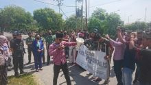 FOTO: Aksi Hipematan saat didepan Kantor PN bengkalis