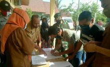 108 Warga Desa Mak Teduh Terima Bansos Dana Desa di Dampingi Babinsa Koramil 15/KK