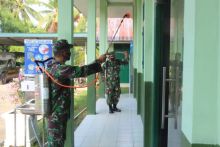 Personil TNI, Lakukan Penyemprotan Disinfektan di Lingkungan Makodim 0314/Inhil (foto/Rgo)