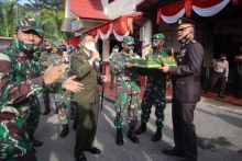 HUT Polri ke-74, Dandim Beri Kejutan Kapolres Inhil Saat Usai Apel Pagi (foto/Rgo)