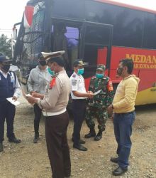 Babinsa Koramil 08 /Tandun Bersama Tim Gugus Tugas percepatan Penanganan Covid-19 Siaga di Perbatasan 24 jam