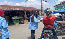 Pekanbaru Charity dan Mahasiswa Kukerta UNRI Edukasi Masyarakat Melalui Brosur Tentang New Normal (foto/int)