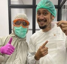 Cabut Gigi Saat Pandemi, Tora Sudiro Pakai APD, Dinar Candy: Sakit Enggak Om? (Foto/int)