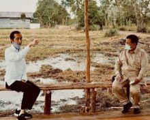 Prabowo Bawa Catatan Simak Penjelasan Jokowi, Netizen: Presiden Selanjutnya (foto/int)