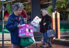 Warga berbelanja kebutuhan mereka di sebuah super market sebelum penerapan lockdown di Melbourne, Australia, Rabu (8/7). / foto:EPA