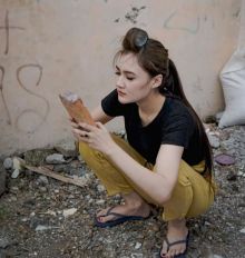 Nella Kharisma Unggah Foto Jongkok Sambil Pegang Batu Bata, Netizen Sebut Ini (foto/int)