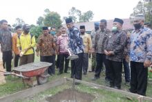 Bupati Siak Letakan Batu Pertama Pembangunan Lanjutan MIN 1 Sabak auh Siak (foto/int)
