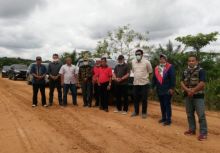 PHE Kampar Tinjau Lokasi Pengaspalan Jalan Dengan CSR di Kerumutan Pelalawan (foto/int)