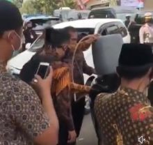 Mobil Wapres isi BBM di pinggir jalan