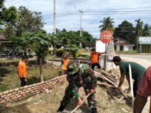 Jalankan Fungsi Sebagai Aparat Komando Kewilayahan, Babinsa Lakukan Goro Bersama Perangkat Desa