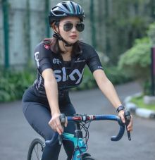 Wika Salim Ikut Tren Naik Sepeda, Netizen Langsung Sebut Begini (foto/int)