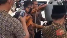Mobnas Wakil Presiden yang isi bahan bakar di tepi jalan menggunakan jerigen. Foto: int