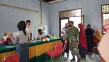 Babinsa Pulau Jambu Bersama Aparat Desa Kawal Pembagian BLT DD Tahap Tiga