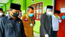 Gubernur Riau Syamsuar didampingi Pengasuh Pondok Modern Gontor Putri 7 Rimbo Panjang KH Ma'ruf Chumaidi dan Kakanwil Kemenag Riau Mahyuddin, berkeliling meninjau asrama santriwati. Foto: ist 