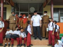 Ada 25 Pelajar SMPN 4 Rengat Masih Pakai Baju SD, Bupati Inhu Langsung Berikan Bantuan Seragam dari Dana Pribadi (foto/int)