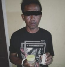 Pulang ke Rumah Karena Lupa Bawa Uang, Ibu Rumah Tangga Ini Syok Suaminya Setubuhi Anak Kandung di Kamar (foto/ardi)