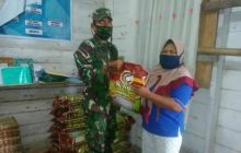 Babinsa Koramil 09/Langgam Dampingi Penyaluran BPNT di Desa Lubuk Ogung