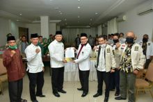 Ketua DPD PKS Bengkalis Khairul Umam bersama pengurus DPW PKS Riau menyerahkan SK dukungan kepada pasangan Bakal Calon Kepala Daerah Bengkalis H. Abi Bahrun, S.S., M.Si - Herman, S.Si