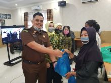 FOTO: Kasi Pidsus saat penyerahan Bantuan