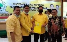 Ketum Golkar Airlangga Serahkan SK ke Andi Putra-Suhardiman, Pasangan Pertama Penuhi Syarat Maju Pilkada Kuansing (foto/int)