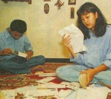 Momen Nike Ardilla Baca dan Balas Surat Dari Fans, Netizen: Artis Zaman Now Mana Ada Seperti Itu (foto/int)