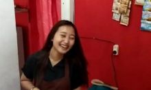 Rere yang tetap ceria melayani pembeli di warung kopi miliknya. Foto: int 