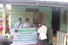 Ustaz Somad Bagikan Paket Sembako Kepada Warga Pinggiran Sungai Siak