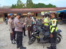 Jelang Ops Patuh 2020, Kapolsek Ujung Batu Periksa Kelengkapan Ranmor Personil (foto/int)