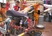 Motor tua yang jadi objek sesembahan, karena warga percaya ada dewa penyelamat jalan raya yang bersemayam di dalamnya. Foto: int 