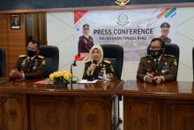 Kepala Kejaksaan Tinggi Riau, Mia Amiati didampingi Wakajati Riau dan para Asisten saat ekspos, Rabu, 22 Juli 2020.