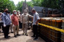 Kapolda Riau Irjen Pol Agung Setya Imam Efendi saat meninjau langsung lokasi penyulingan minyak di Dumai beberapa waktu lalu.