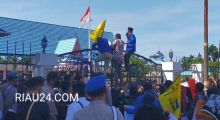 FOTO: Puluhan Mahasiswa AMPIBI saat melakukan Unras di Kantor Bupati Bengkalis