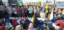 FOTO: Asisten I Bengkalis saat menemui puluhan mahasiswa saat unras