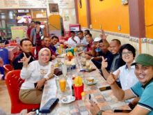 Bagus Santoso bersama peserta diskusi membincang Mewujudkan Kabupaten Bengkalis bermarwah maju dan sejahtera di Mandau.