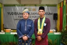 Natanael pemuncak di Fakultas hukum bersama Dekan Fakultas Hukum Dr.Fahmi.SH.MH.