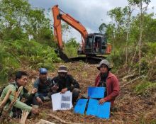 Kades Sungai Tengah dan sejumlah warga menurunkan alat berat untuk klaim lahan PSR desa Muara Dua