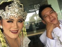 Putri Jamila bersama suami yang disebut-sebut sangat mirip personel band NOAH, Ariel. Foto: int 