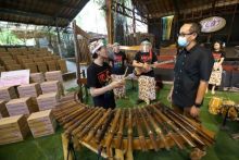 PT AHM membagikan sebanyak 1.500 paket sembako dan 4.500 masker kain disalurkan kepada para pegiat budaya