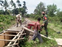 Babinsa Koramil 01/Bkn Gotong Royong Bersama Masyarakat Buat Saluran Irigasi