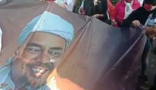 Spanduk Imam Besar FPI, Habib Rizieq Shihab yang dibakar oleh pendemo