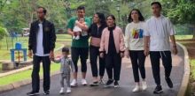 Presiden Jokowi dan keluarga sedang jalan santai. Tampak Gibran dan Bobby ikut serta dalam kegiatan keluarga itu. Foto: int 