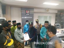 FOTO: Penyerahan kesepakatan antara AMPIBI dan Plh Bengkalis