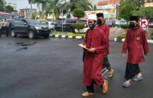 Polisi memeriksa dua orang santri terkait kasus dugaan tindak pidana ujaran kebencian yang dilakukan Denny Siregar di Polresta Tasikmalaya. Foto: int 