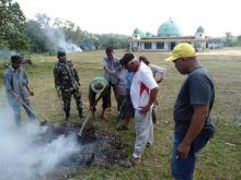 Sambut Idul Adha, Kopka Jufri Hendri Goro Bersama Masyarakat Bersihkan Lingkungan Masjid