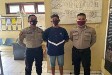 Kedua tersangka saat diamankan di kantor polisi. SINDOnews/Era