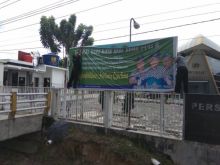 Panitia mempersiapkan acara pemotongan hewan qurban di kantor PWI Riau