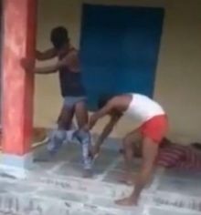 Mengerikan, Seekor Ular Kobra Masuk ke Dalam Celana Seorang Pria Saat Tengah Asyik Tertidur