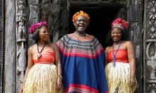 Raja Abumbi bersama dua istrinya. Foto: int 