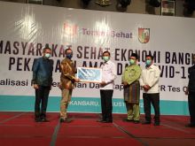 Walikota saat menerima bantuan Rapid Test dari Achiko