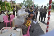 Antisipasi Penyebaran Covid-19 Polres Siak Bekerja Sama Dengan Diskes Lakukan Tes Swab Kepada Personel (foto/int)